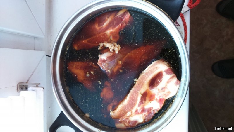 я мяско "мариную" в соевом соусе (сен сой классик) пополам с газированной минералкой... и усё.. через сутки любое мясо становится мягким и сочным (ежели кусок большой - ножом потыкать обязательно)... потом на гриль (что в духовке)... 200-220 гр минут на 10-15, до образования румяной корочки, потом без вентилятора 150 гр минут 30-40 (давно хочу термометр для мяса купить)... и с этой вассабой... хрен бы её Жан Рено с пальца покушал бы....)))