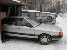 Моя сотка. На фото начало нулевых, пригоняли сами с Германии. Машина хранится в нашей семье уже 18 лет, самой машине будет 32 года уже.....