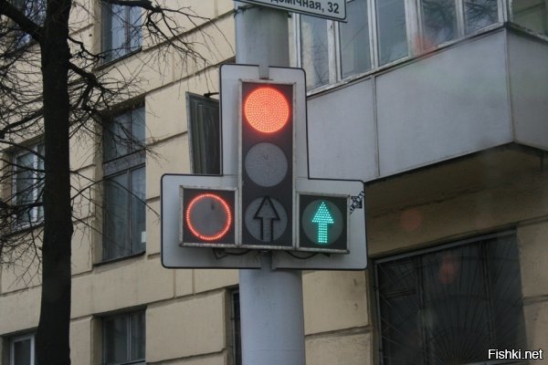 Вот еще пример:

Прямо с уступи дорогу, но так же может гореть основная зеленая прямо и налево, и ты никому не уступаешь