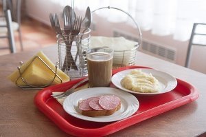 Это когда и где такое в СССР было? Неудачная "инсталляция" "креативного" человека или двоечника. Нужно умудриться столько косяков для одной фотографии сляпать.