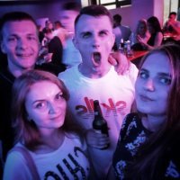 Пост добрый по сути и мне понравились фотки.
У всех конечно своё восприятие, но автор, не пиши пожалуйста свои коменты к фоткам.
Во-первых, Вы это сделали небрежно или небрежно перевели пиндосские изречения (ляпов много).
Во-вторых, при просмотре фото у каждого человека свои эмоции и мысли и они редко совпадают с Вашими подписями....
Особенно "неудержимая радость и веселье" на лицах этих девушек.
Тут совсем другие эмоции....