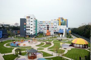 Никто никого не выселял.Одна семья съехала домой по причине окончания курса лечения.Историю раздули шлюхи-журналюги.Когда опросили подписавших петицию за выселение онкобольных,они утверждали,что подписывали не глядя и не врубаясь в ту дичь,что им впаривала выжившая из ума старшая по подъезду.Вчера сомневающихся жителей подъезда свозили на ознакомительную экскурсию в детский онкоцентр им. Димы Рогачёва.Вопрос закрыт.Расходимся.