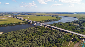 Афтар, а зачем ты Оку Говнотечкой назвал? На фото - да, переправа через Оку, если что. Забавно, но мост, который вместо переправы построили, прям вдохновение на творческих людей навевает ))  

Сильно, наверное, старик партработника напугал, что всего за неделю (!) спроектировали и начали строить (!) этот мост - который на фото ниже, если что ))