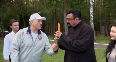 Он однажды Стивену Сигалу давал пробовать морковку "Ух ты моя зайка"