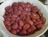 Ну, ерунду то не пишите.
Вы действительно не видите различий между запечатленными на фото запчастями от курицы: 

 Почки


 Мозги


 Фото из Поста