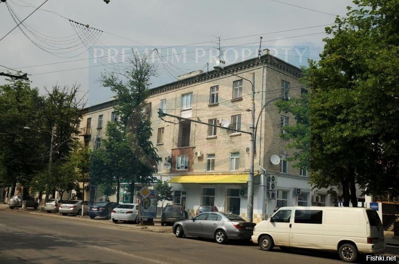 Я вот тоже понять не могу, как мы вылезали на крышу вот этого дома (шифер) через слуховые окна чердака, которые находились примерно в полутора метрах от ската крыши.. И никакого ограждения, только сборник осадков (ржавая железка). А ведь гуляли по ней, загорали девчонки со двора.. А как в ливень обратно ретировались? Скользко, все в советских босоножках детских.
Кишинёв, пр-т Ленина, 184