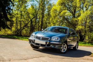 А это мой любимый проект, как по мне выглядел очень неплохо (некоторым категорически не нравился):
ГАЗ-3111 появился в 1998 году. Несмотря на оригинальный, ни на что не похожий дизайн, с технической точки зрения машина не сильно отличалась от предыдущих «Волг». За основу при ее создании было взято заднеприводное шасси модели ГАЗ-3110 с рессорной задней подвеской (передняя подвеска была модернизирована и стала бесшкворневой). Под капотом стоял впрысковый двигатель ЗМЗ-4052.10 объемом 2,5 литра, развивающий 155 л. с., а в базовое оснащение были включены АБС «Бош» и гидроусилитель руля.
Всего было сделано 424 автомобиля