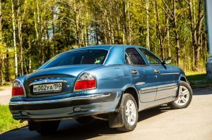 А это мой любимый проект, как по мне выглядел очень неплохо (некоторым категорически не нравился):
ГАЗ-3111 появился в 1998 году. Несмотря на оригинальный, ни на что не похожий дизайн, с технической точки зрения машина не сильно отличалась от предыдущих «Волг». За основу при ее создании было взято заднеприводное шасси модели ГАЗ-3110 с рессорной задней подвеской (передняя подвеска была модернизирована и стала бесшкворневой). Под капотом стоял впрысковый двигатель ЗМЗ-4052.10 объемом 2,5 литра, развивающий 155 л. с., а в базовое оснащение были включены АБС «Бош» и гидроусилитель руля.
Всего было сделано 424 автомобиля