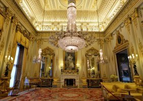 А бабка Лиза из Букенгемского Дворца-то и не знает что ковры надо выбросить! Она в юрте живёт! И одно старье вокруг оказывается!