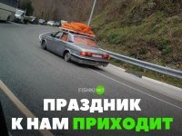 Я один заметил, что машина на диске едет?