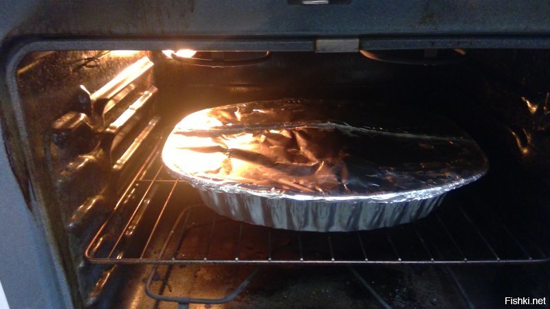 неее... не успеете 
я её сначала готовлю на слааабом жаре 3-4 часа, потом на 1 час открываю фольгу, выставляю на 450 (по Фаренгейту) и каждые 5-10 минут поливаю вытопившимся жиром - чтобы корочка была.
да, и перед готовкой - натираю солью и перцем (больше ничего не добавляю: утиное мясо - вкуснО само по себе, без приправ)
да, и забыл сказать: на период медленного огня - я запечатываю корытко фольгой.