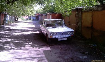 На ВАЗ 2103/2106 раздельные фары ближнего и дальнего света, то есть у машины 4 фары. Что бы всё работало как задумано фары ближнего и дальнего света обязательно должны иметь разную регулировку угла наклона. При включении дальнего света ближний тоже продолжает светиться, только на самом деле в лампочке светится вторая спираль, которая не используется при обычном ближнем. На 2103 используются лампочки H4R2, которые по нынешним временам водятся только в мотоциклах, и есть далеко не в любом магазине. В 2106 уже используются обычные Н4.