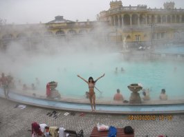 Это купальни Сечени - Булапешт. Очень здорово! Особенно когда на улице 0 а вода +28 ! Класс! Но не более 20 минут.