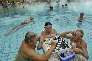 Это купальни Сечени - Булапешт. Очень здорово! Особенно когда на улице 0 а вода +28 ! Класс! Но не более 20 минут.