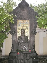 "Химики" и "лирики" тянули Бородина каждый в свой стан :)

«Господин Бородин, поменьше занимайтесь романсами, на вас я возлагаю все свои надежды».
(С) Н.Н. Зинин
«Займитесь уже музыкой».
(С) Н. А. Римский-Корсаков

Но, если судить по памятнику на могиле, то для благодарных современников Александр Порфирьевич всё-таки был вначале композитором и лишь потом -- химиком.