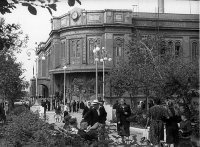 Вот это здание  оно было перестроено
Вот оно каким было 
и таким его сделали  
Это был Главпочтамп а  теперь почта России