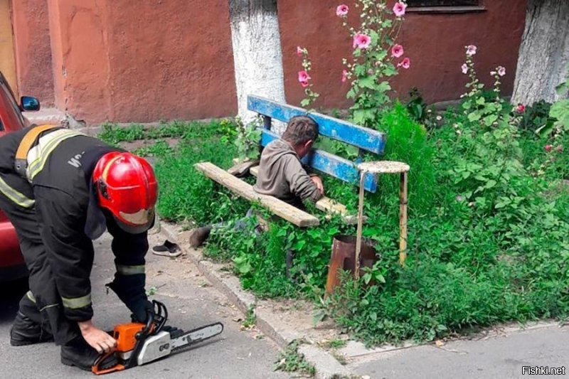 Застрял в скамейке....