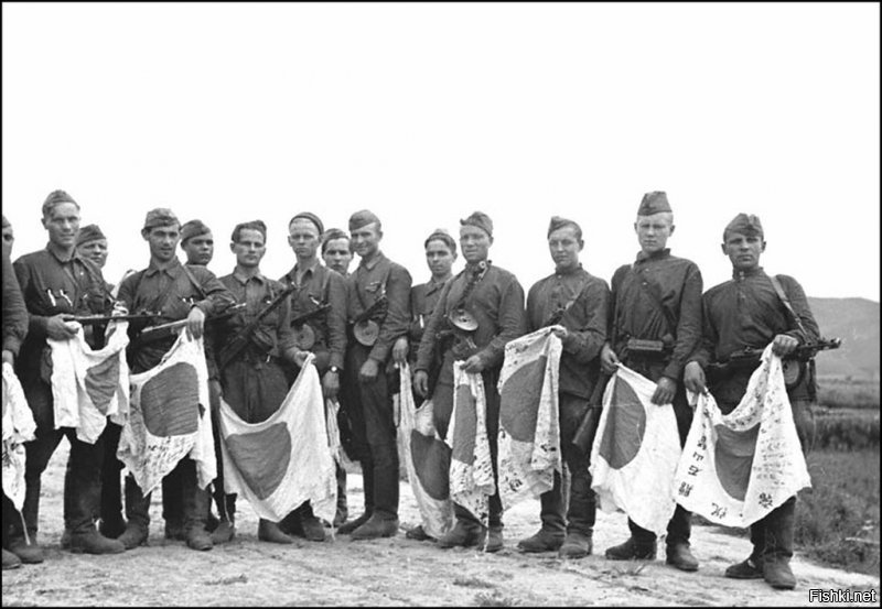 Самурайские флаги в руках советских бойцов. р.Сунгари. Август 1945 г.