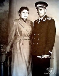 Мой дед, Иван Севостьянович, весной 1941-го окончил военное училище в Бресте (!), получил назначение на Дальний Восток и с беременной женой (мама родилась 15 июня, за неделю до начала войны) уехал через всю страну. Потом четыре года сторожил японцев, а в 45-м повоевал, получил Красную Звезду. Если бы они остались в Бресте, то не было бы их, меня, моих детей и т.д. Место рождения мамы Амурская область, Архарьинский район, село Скобельцыно. Те самые высокие берега Амура, на которых часовые Родины стоят...