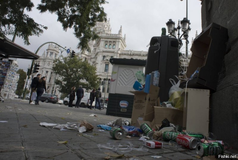 Мадрид. --- Эксперимент-выставка. "Пивные банки". --- Очень красиво, не правда ли?