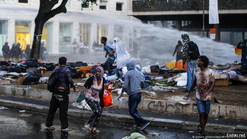Рим. --- Жарко, поэтому граждан поливают водичкой. Культура, мля!