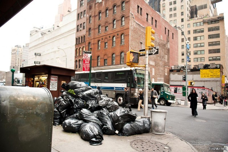 Дождик. И всё. Делов-то.
А вот Манхэттен. Ну да, мусор упакован. Красивые мешки, всё аккуратно, радует глаз.