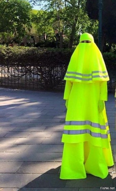 Париж. Истинная француженка! --- Толерастия гейропейская во всём блеске!