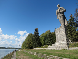 Второй в мире по величине памятник В. И. Ленину находится в Дубне. Высота   25 м (вместе с постаментом   37 м), вес   540 тонн. Установлен в 1937 г. на берегу Волги около начала канала им. Москвы