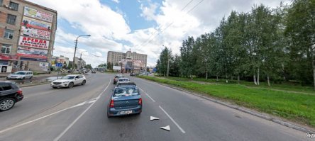 По идее перед таким светофором должны стоять знаки, которые предписывают движение по правой полосе "только направо". 

У меня в городе есть похожий перекресток, стоит знак, похожей картины не возникает. =)