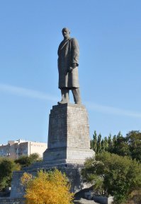 Вторая фотка Волгоград, тогда еще Сталинград. Этого Сталина тоже нет, порезали его еще при Хрущеве, потом какое-то время постамент пустовал, а затем туда водрузили Ленина. Архитектором обеих статуй (Ленина и Сталина) был один и тотже человек, который "запилил" Родину Мать, Вучетич Е.В.