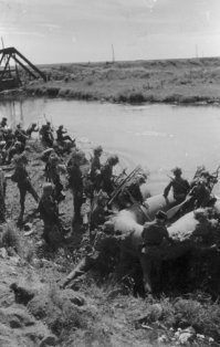 немцы немцами, а вот испанцы из Голубой дивизии форсируют Волхов. 
Полторы тысячи этих козлов так и не вернулись в свою солнечную, бл*дь, Испанию. На фотках они еще бодрячком.