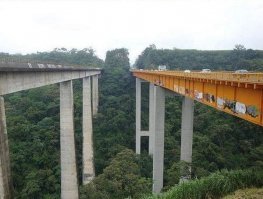 Дебилы малолетние, посмотрите на их руки, они графити решили нарисовать.