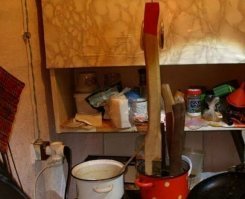 При чем тут каша, здесь топорище размачивают, что б топор не болтался и не слетал, правда это все на улице делается, а не на кухне.....