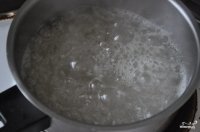 Если ты сам хотя бы раз попробовал бы расплавить сахар, то увидел бы, что он не темнеет, пока не начнёт пригорать.

Вот так выглядит негорелый леденец.