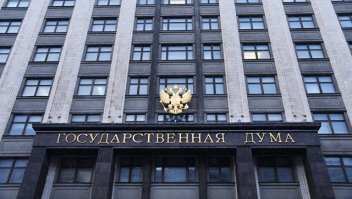 Зарплата депутата отличается от средней по России раз в 50.
Надо повысить стоимость парковки в Охотном ряду в те же 50 раз и зарыть топор войны.
Бесплатная идея для С.С.Собянина.
