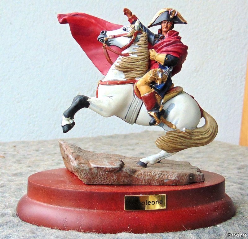 Фирма Хашетт выпустила фигурки на обе мировые войны. Но там небольшое количество. А вот ДекьПрадо изменили высоту с 54 мм на 65. Но это уже на любителя. К тому же, ДельПрадо стали выпускать фигурки рыцарей: конных и пеших. А так же, мушкетеров. Хашетт так же выпустили серию фигурок Наполеона, исполненным по знаменитым полотнам: Альпы, Ваграм, коронация и прочие. Всего там около 20 композиций. Не так давно появились фигурки в 120 мм. На фото она последняя. Так что выбор для коллекции нереально велик...