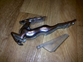 Это не единственная причина. Знакомый купил на барахолке оригинального металлического оленя с 21-й и приладил его на свою 3110, осуществил мечту так сказать. К сожалению металл на современных автомобилях (не только отечественных) гораздо тоньше чем полвека назад. Довольно скоро владелец оленя заметил, что на неровной дороге капот гнется под тяжестью фигурки, пришлось снять красавца.
P.S. фотка из сети, вдруг кто не в курсе