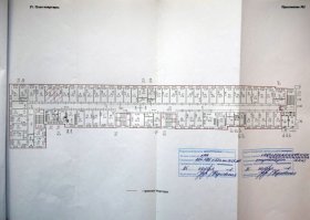 квартира расположена в бывшем общежитии, комнаты в котором сейчас приватизированы. В квартире одна общая кухня площадью 50 кв. м. На каждые четыре комнаты приходится один туалет.  дайте две!