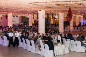 Представляю... все сидят, кушают, и тут ты с котлетками и оливье:
- Я со своим...