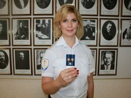 " Вместе с симпатичной начальницей"? Шта? Симпатичной не назовешь