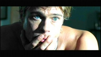 Фильм "Мексиканец".
Брэда приставили охранять сына босса, а его убила пуля на таком празднике, которая упала с неба охраняемому четко в голову.
А жить так хочется, но шансов на это нет.