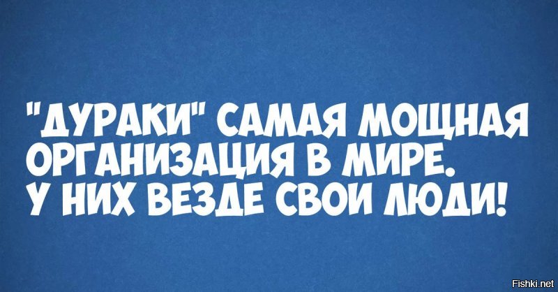 Зрелищная авария из США: водитель попытался протиснуться между грузовиком и отбойником