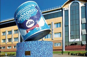 Вот она! Настоящая! Из детства! И размерчик подходящий...
Когда проезжал мимо был соблазн забрать себе, проделать две дырки и вы...  пока не слипнется.
Внимание!!! Опасайтесь подделок!!!