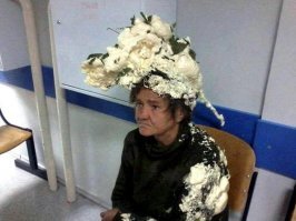 хорошо бы зарядить монтажной пеной, чтобы вещи и волосы были в пене