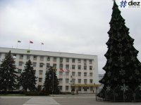 у нас искусственную  уже несколько лет ставят. днём стремновато выглядит ,а ночью когда горит норм.