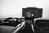 Уже тогда в машинах были кондиционеры и автоматические коробки передач, встроенные проигрователи пластинок и много прочих плюшек.