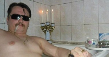 Как можно залезть в такую грязную ванну? Чистота швов и плинтусов зашкаливает.  Это же ванная.