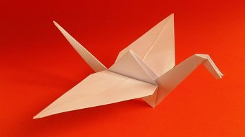 Добавлю свои 5 копеек. Из этого бриллианта, если его сплющить с боков, и согнуть пару сторон, получится вот этот журавлик