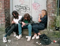 нет у вас детей.
это мелки восковые - ими на бумаге рисуют.
но зачем их ктото додумался поджигать остаётся тайной непостижимой  для меня.
наркоманы наверное