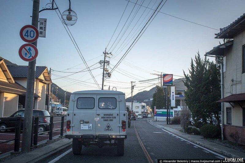 Не ну а чо? Японцы тоже фанатеют от этих тачек. Бытует мнение что их лупоглазый облик смахивает на персонажей онимэ, поэтому им нравится. Некоторые пытаются даже подражать, делая похожие. Что впрочем у них это неплохо получается.